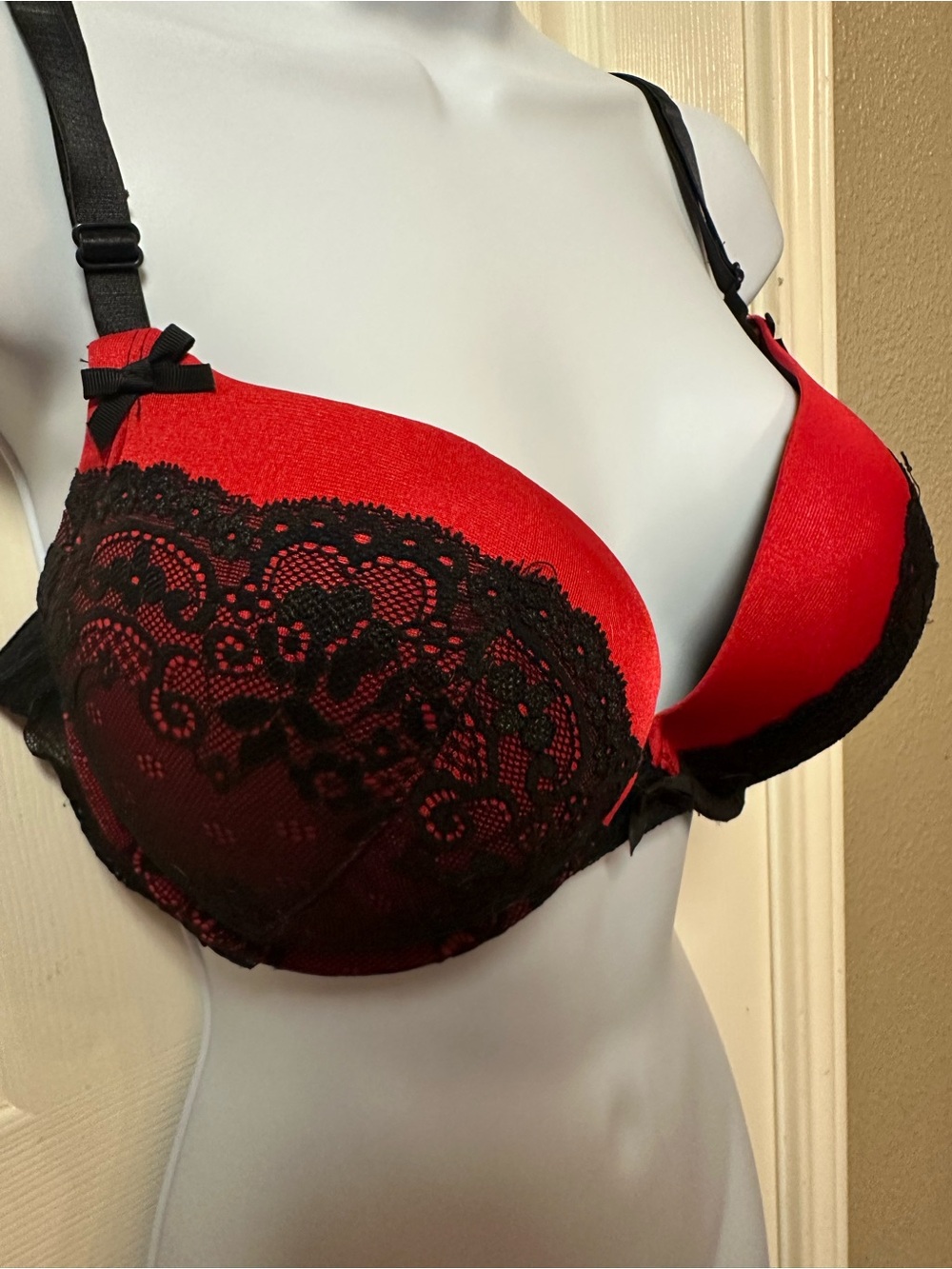 smart & sexy Red and Black Lace Push-Up Bra